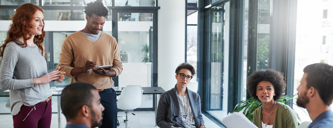 Ein Team bespricht sich - Quelle: Starthaus/iStock